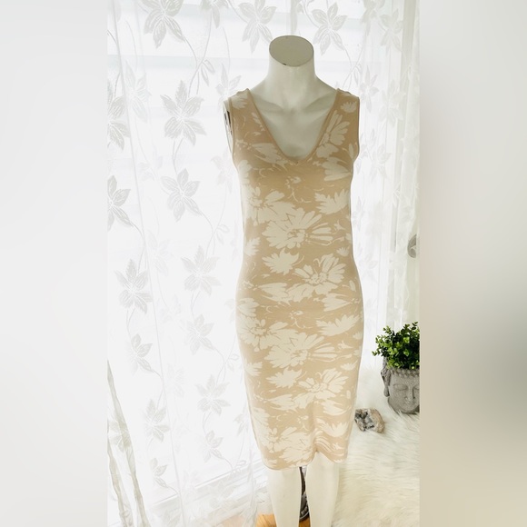 EMPROVED V-NECK DRESS - Picture 4 of 7